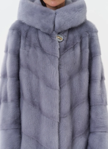 Норковая шуба голубого цвета с капюшоном