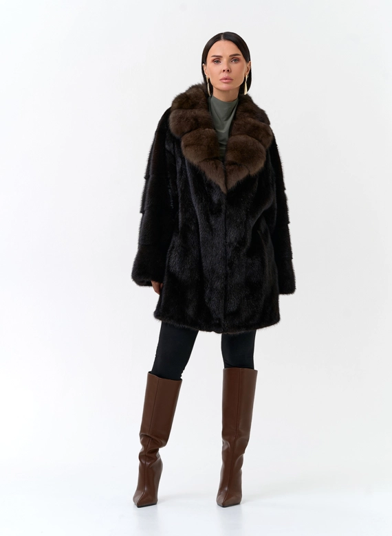 Шуба с воротником из меха куницы