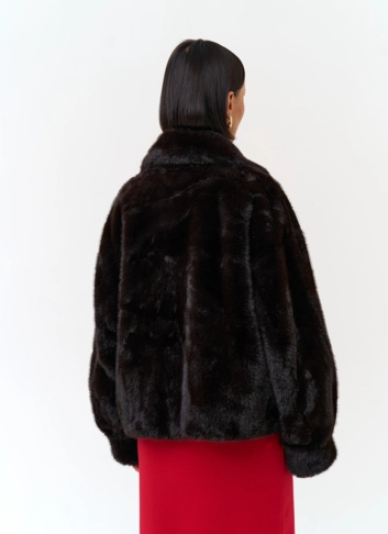 Женское двубортное пальто из эко меха
