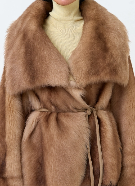 Женская двухсторонняя дубленка из натурального меха фото