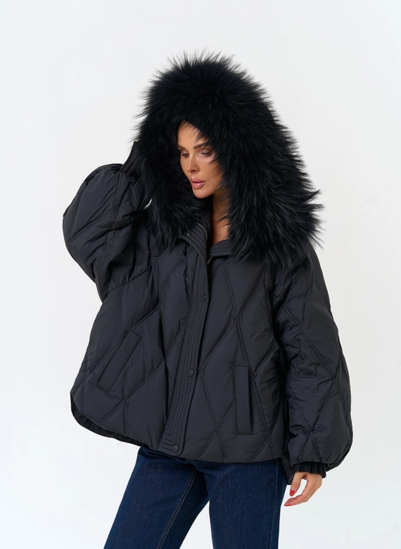 Женский пуховик с мехом енота на капюшоне фото